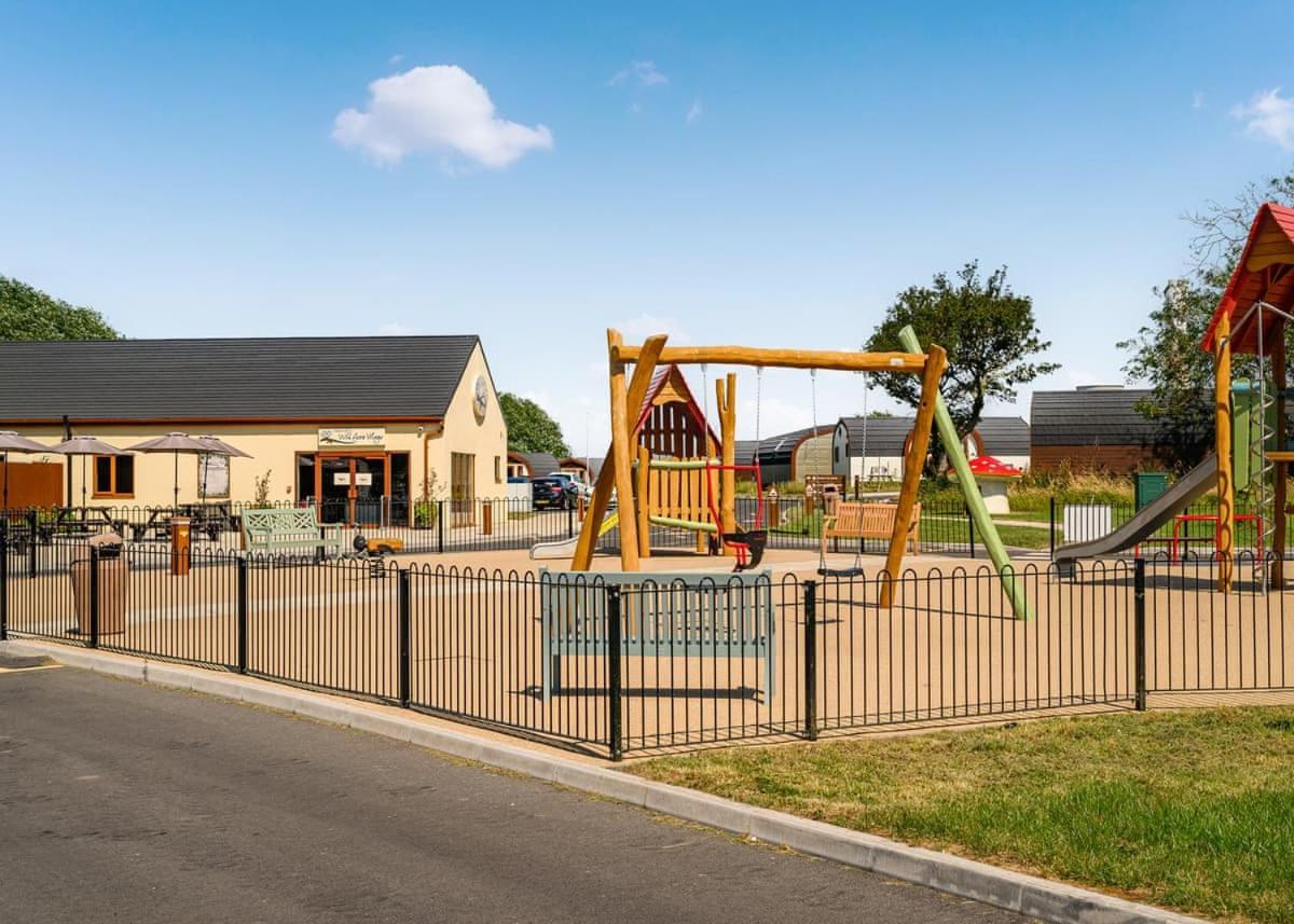 Wild Acre Village At Sundown Adventureland Retford Exterior foto