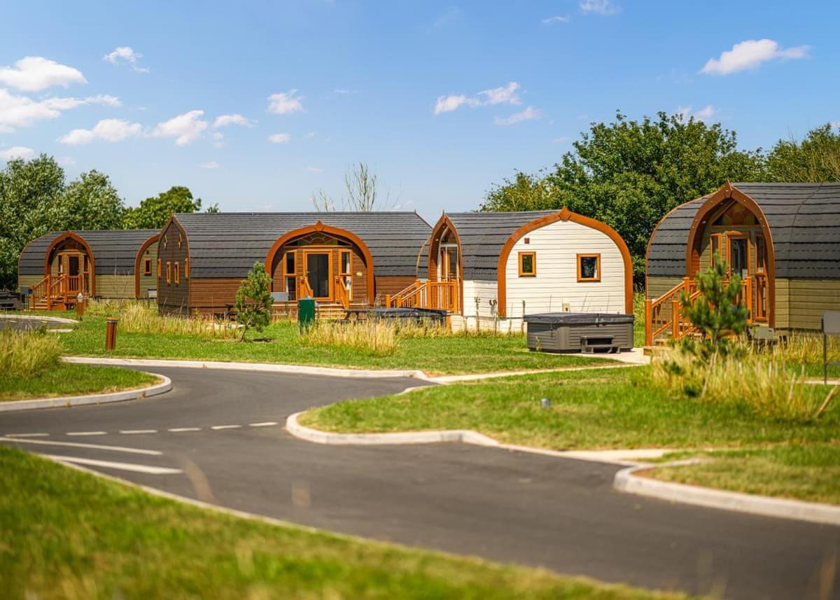 Wild Acre Village At Sundown Adventureland Retford Exterior foto