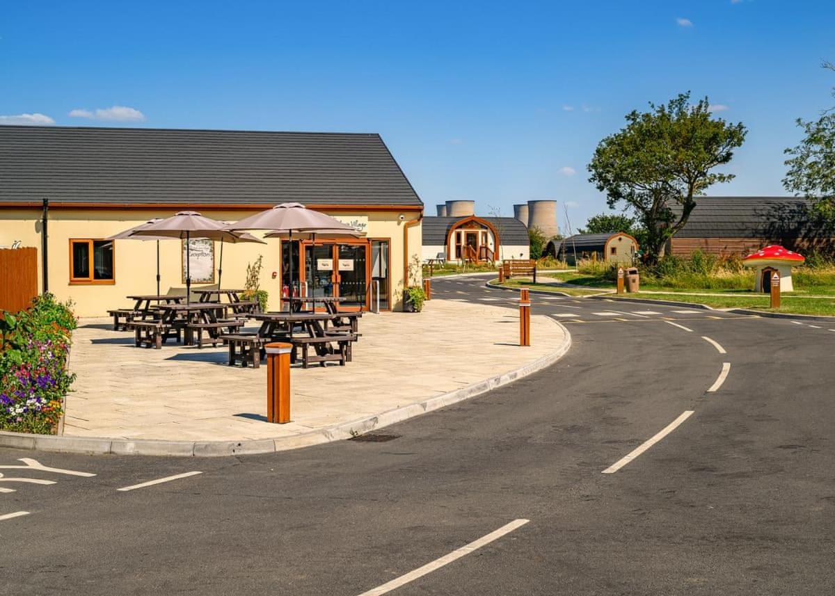 Wild Acre Village At Sundown Adventureland Retford Exterior foto