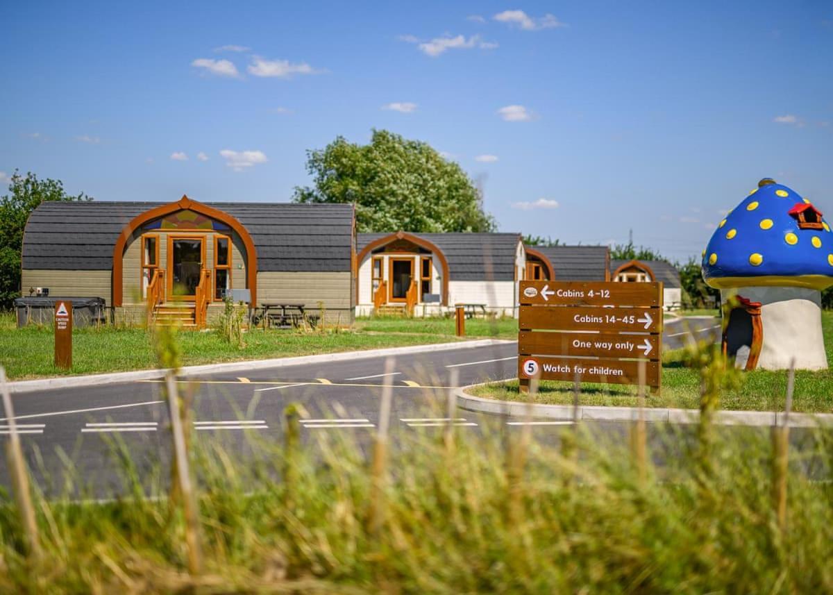 Wild Acre Village At Sundown Adventureland Retford Exterior foto
