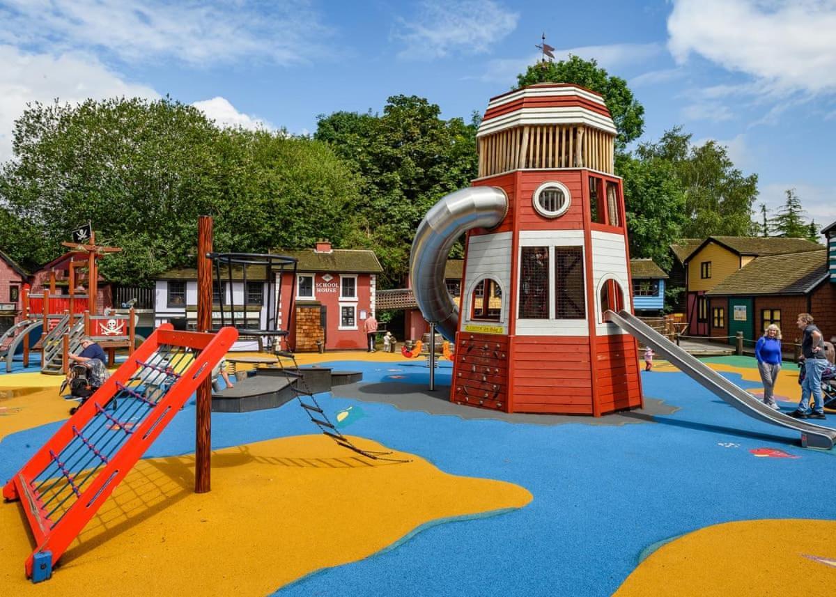Wild Acre Village At Sundown Adventureland Retford Exterior foto