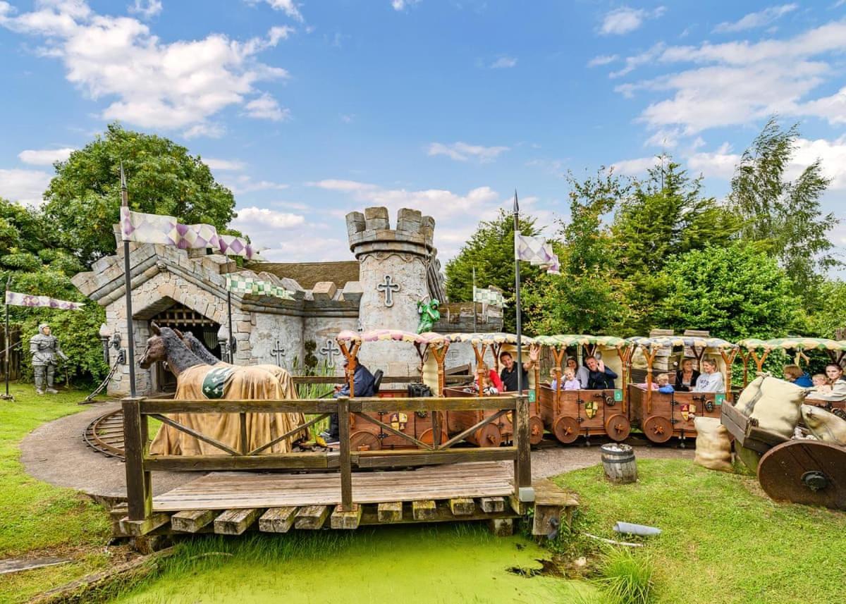 Wild Acre Village At Sundown Adventureland Retford Exterior foto